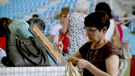 Huétor Vega acoge su sexto 'Encuentro de bolillo, flecos, bordado y mantilla'