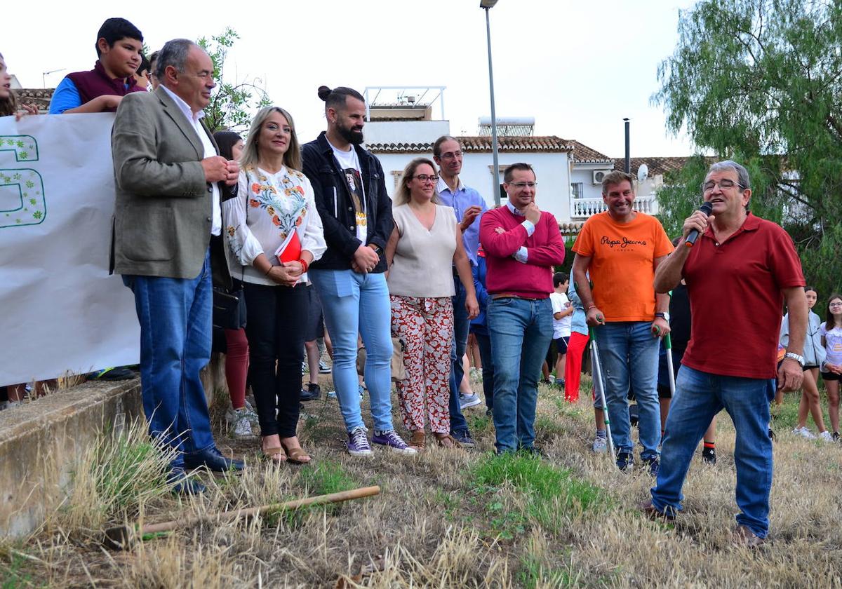 Miembros del equipo de gobierno y de la comunidad educativa, escuchando a Plácido Hurtado.
