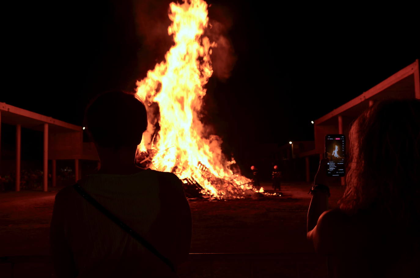 La Hoguera de San Juan eleva la felicidad en Huétor Vega
