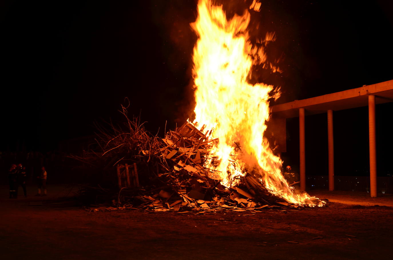 La Hoguera de San Juan eleva la felicidad en Huétor Vega