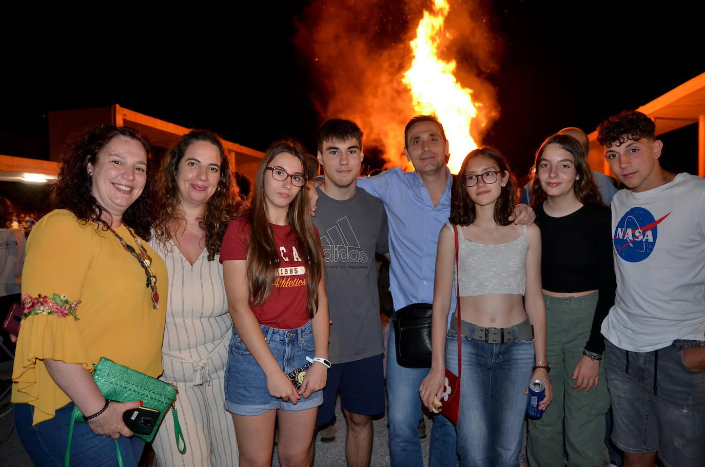 La Hoguera de San Juan eleva la felicidad en Huétor Vega