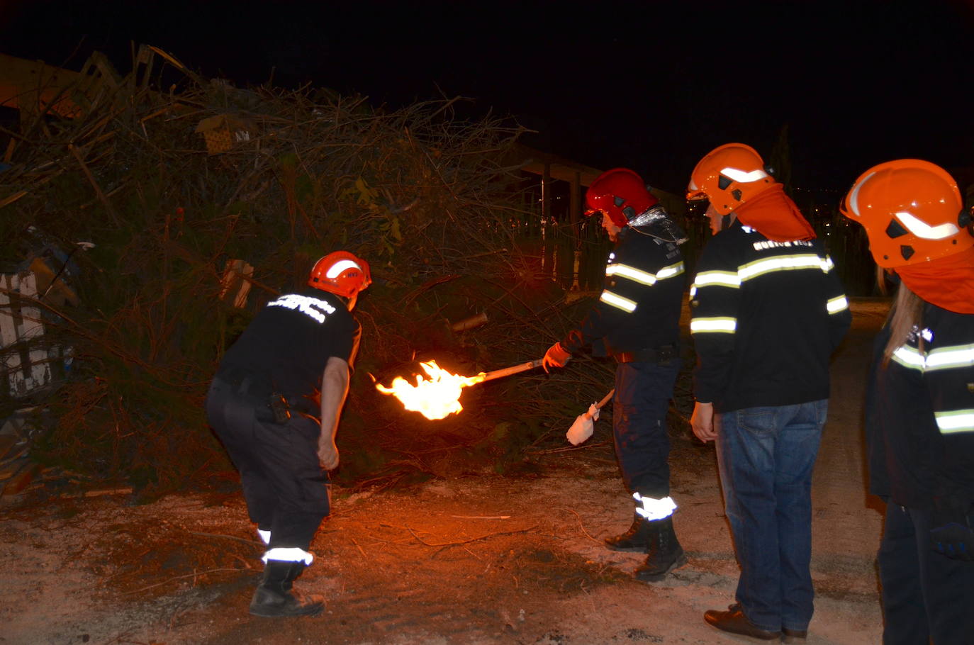 La Hoguera de San Juan eleva la felicidad en Huétor Vega