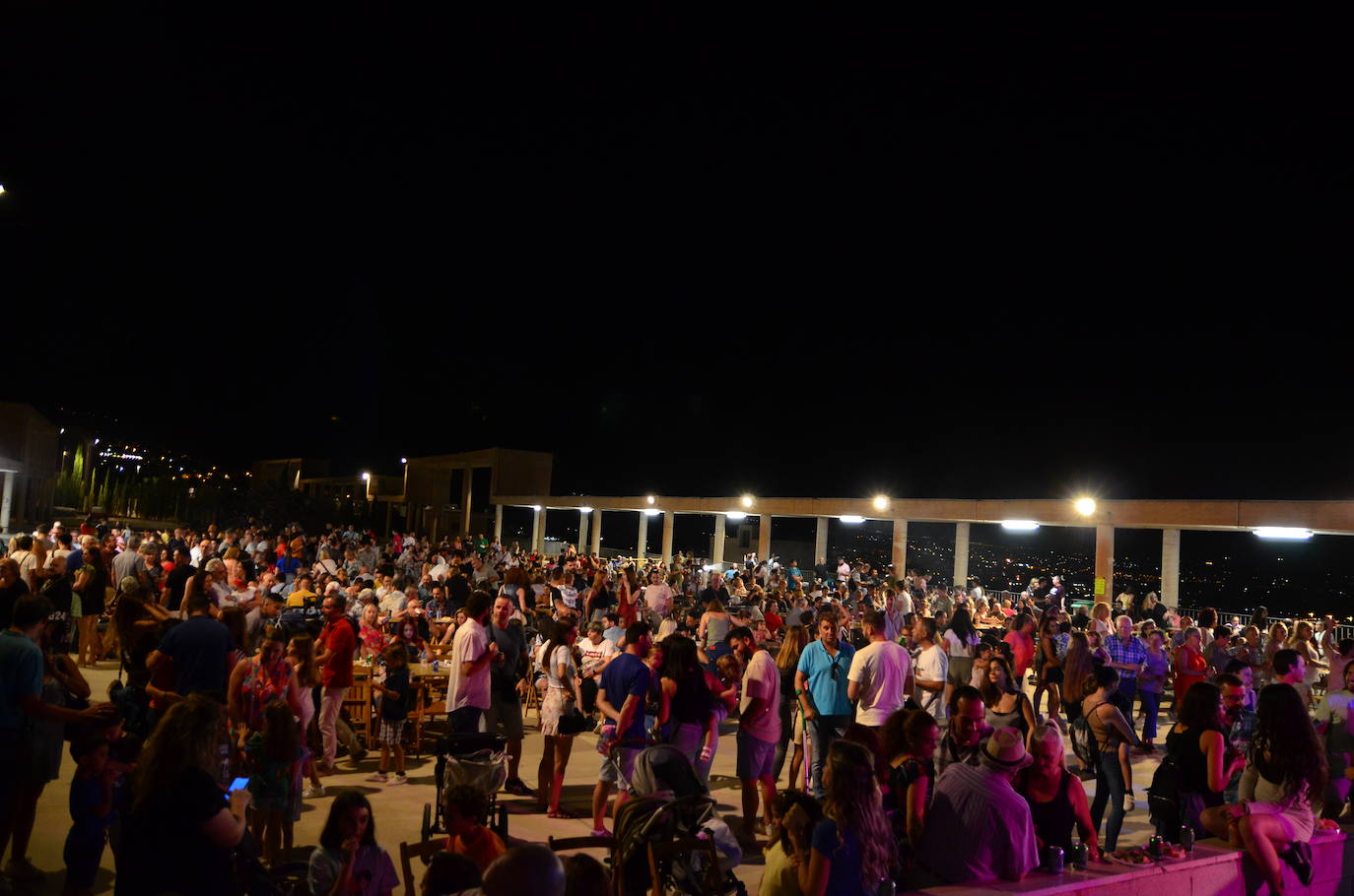 La Hoguera de San Juan eleva la felicidad en Huétor Vega