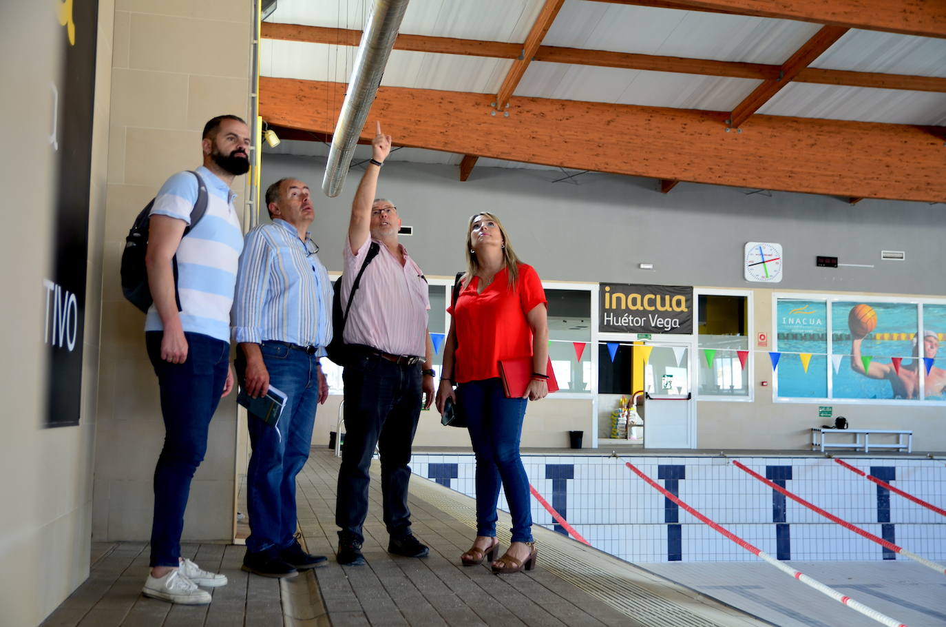 El nuevo equipo de gobierno visita la piscina cubierta de Huétor Vega