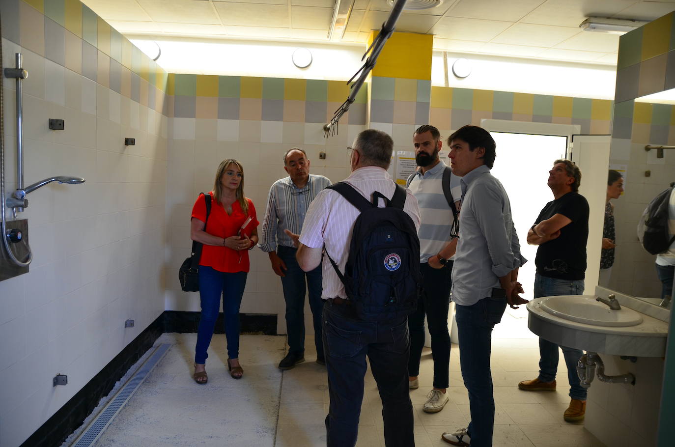 El nuevo equipo de gobierno visita la piscina cubierta de Huétor Vega