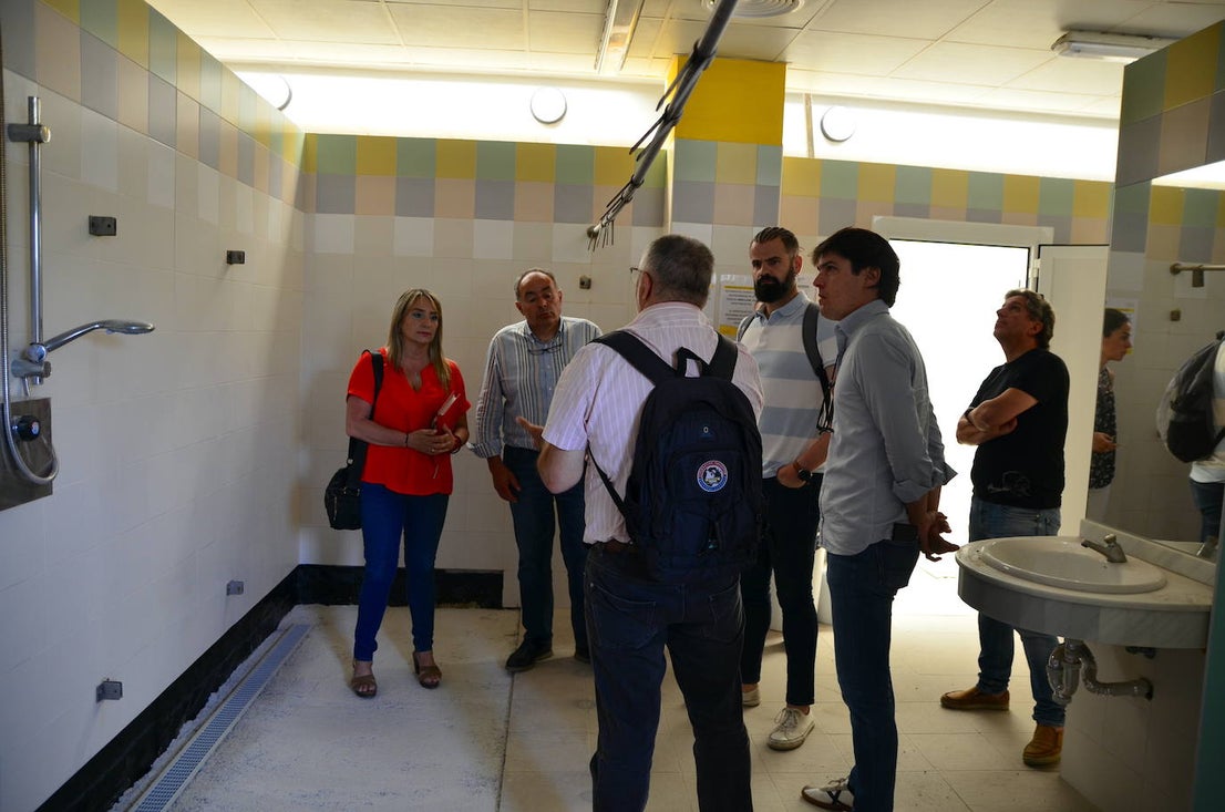 El nuevo equipo de gobierno visita la piscina cubierta de Huétor Vega