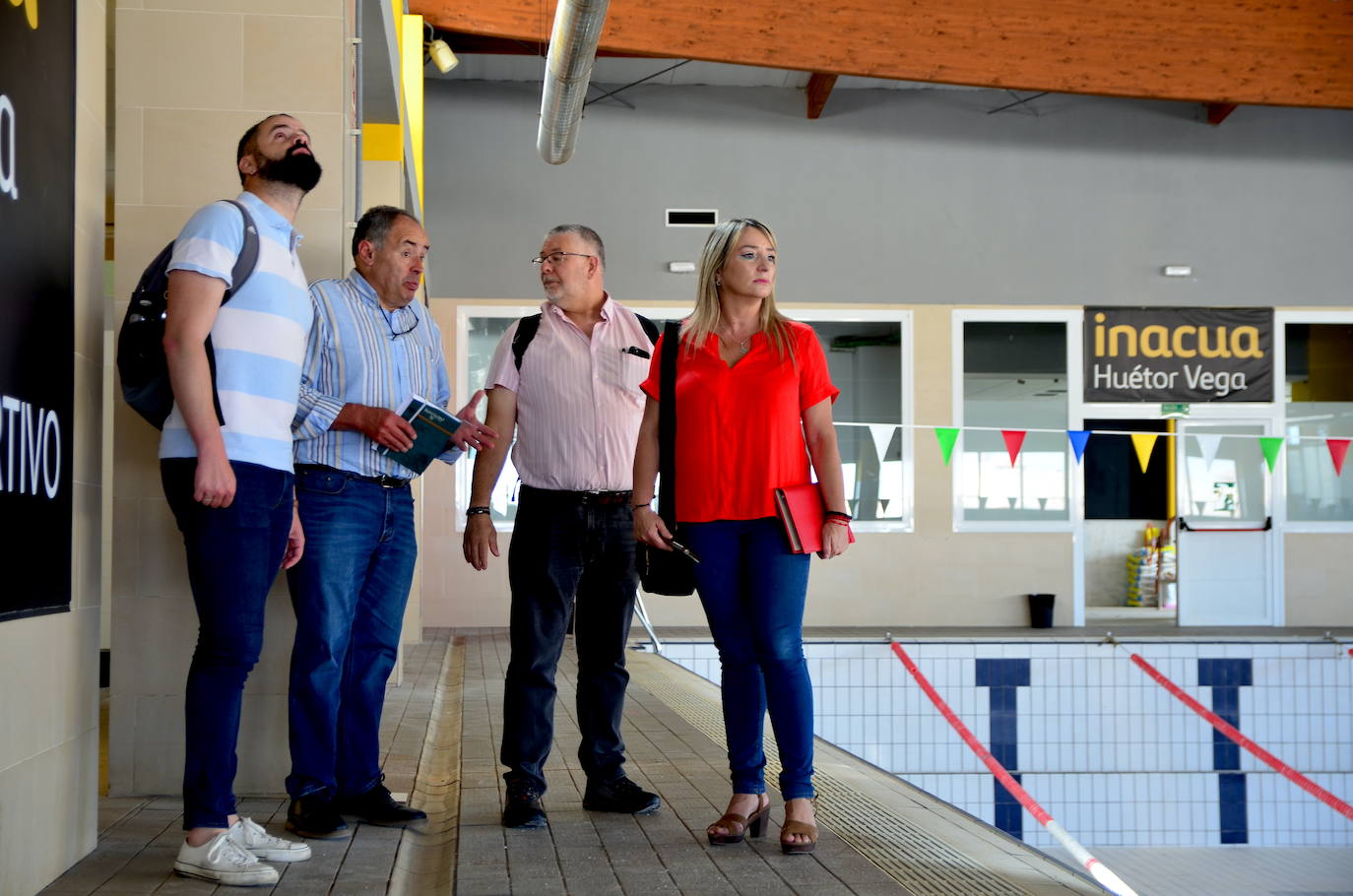 El nuevo equipo de gobierno visita la piscina cubierta de Huétor Vega