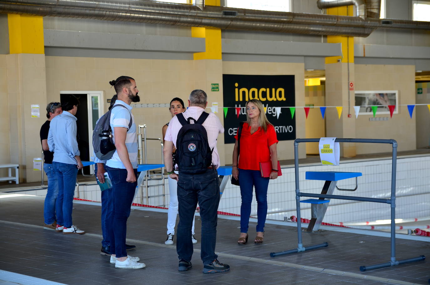 El nuevo equipo de gobierno visita la piscina cubierta de Huétor Vega