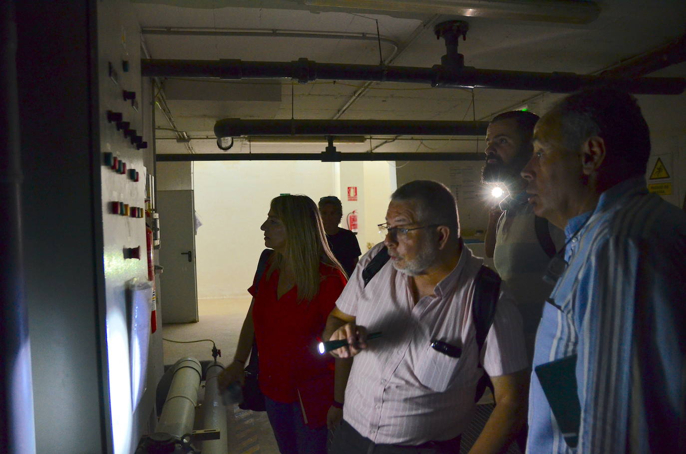 El nuevo equipo de gobierno visita la piscina cubierta de Huétor Vega