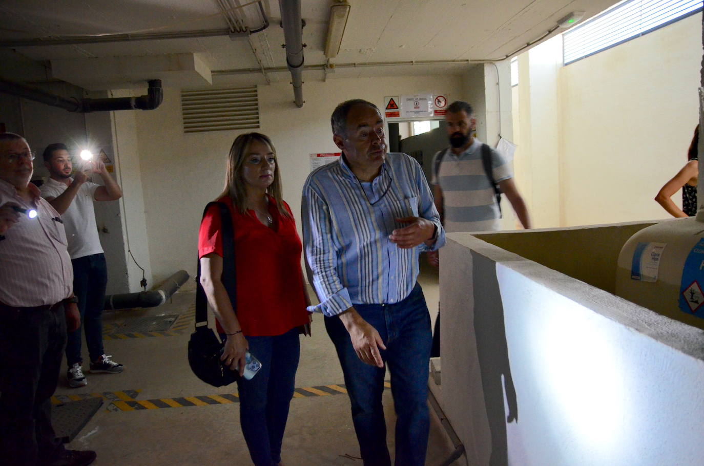 El nuevo equipo de gobierno visita la piscina cubierta de Huétor Vega