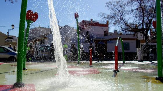 Huétor Vega activa el 'splash park' y los chorros del Parque de la Nava