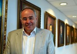 Mario del Paso, en el pasillo del Ayuntamiento con los retratos de los alcaldes de Huétor Vega a lo largo de la historia.