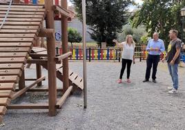 Carolina Higueras, Mario del Paso y Miguel Ángel Fernández visitan la plaza, que se reformará con urgencia.