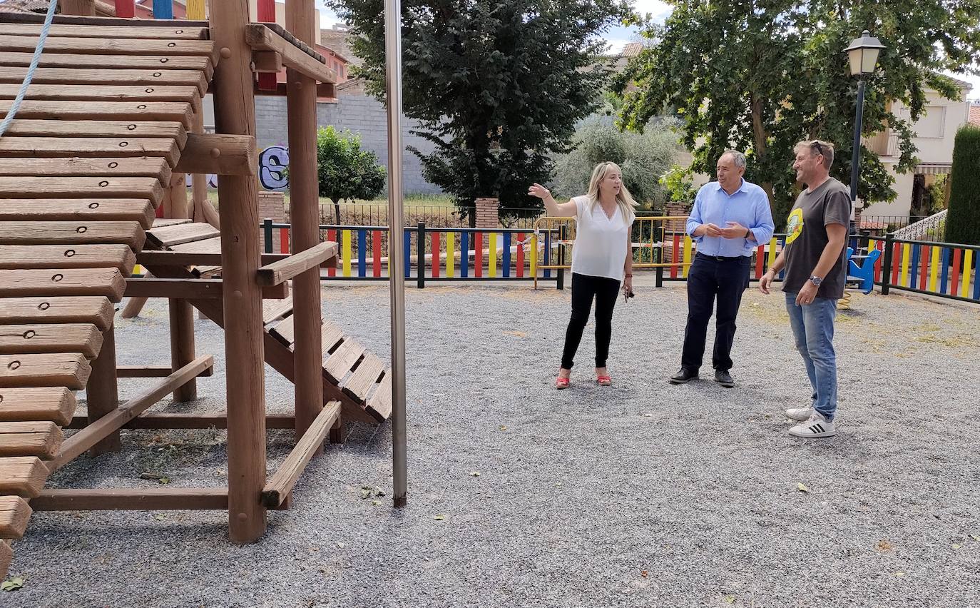 Carolina Higueras, Mario del Paso y Miguel Ángel Fernández visitan la plaza, que se reformará con urgencia.