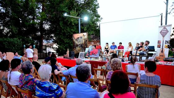 El Ayuntamiento de Huétor Vega reúne a artistas y artesanos para compartir sus experiencias