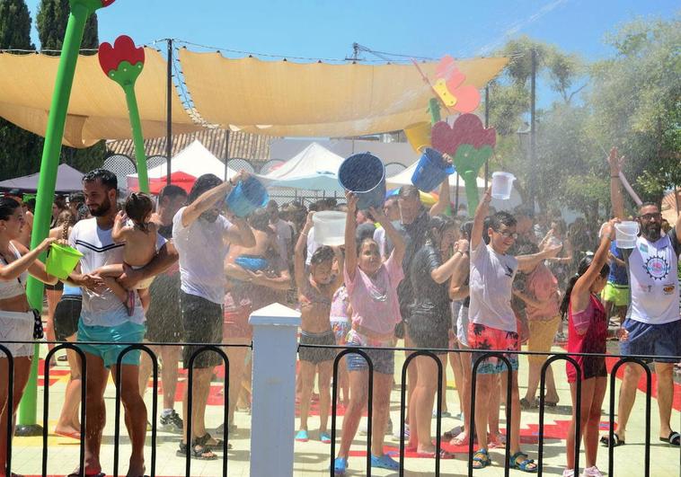 San Roque humedece el barrio de Caicena de Huétor Vega