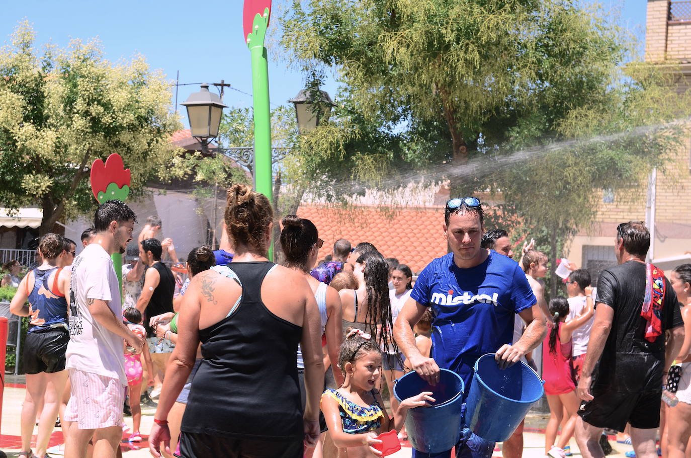 San Roque humedece el barrio de Caicena de Huétor Vega