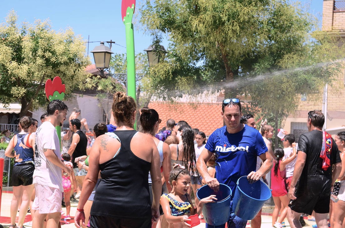 San Roque humedece el barrio de Caicena de Huétor Vega