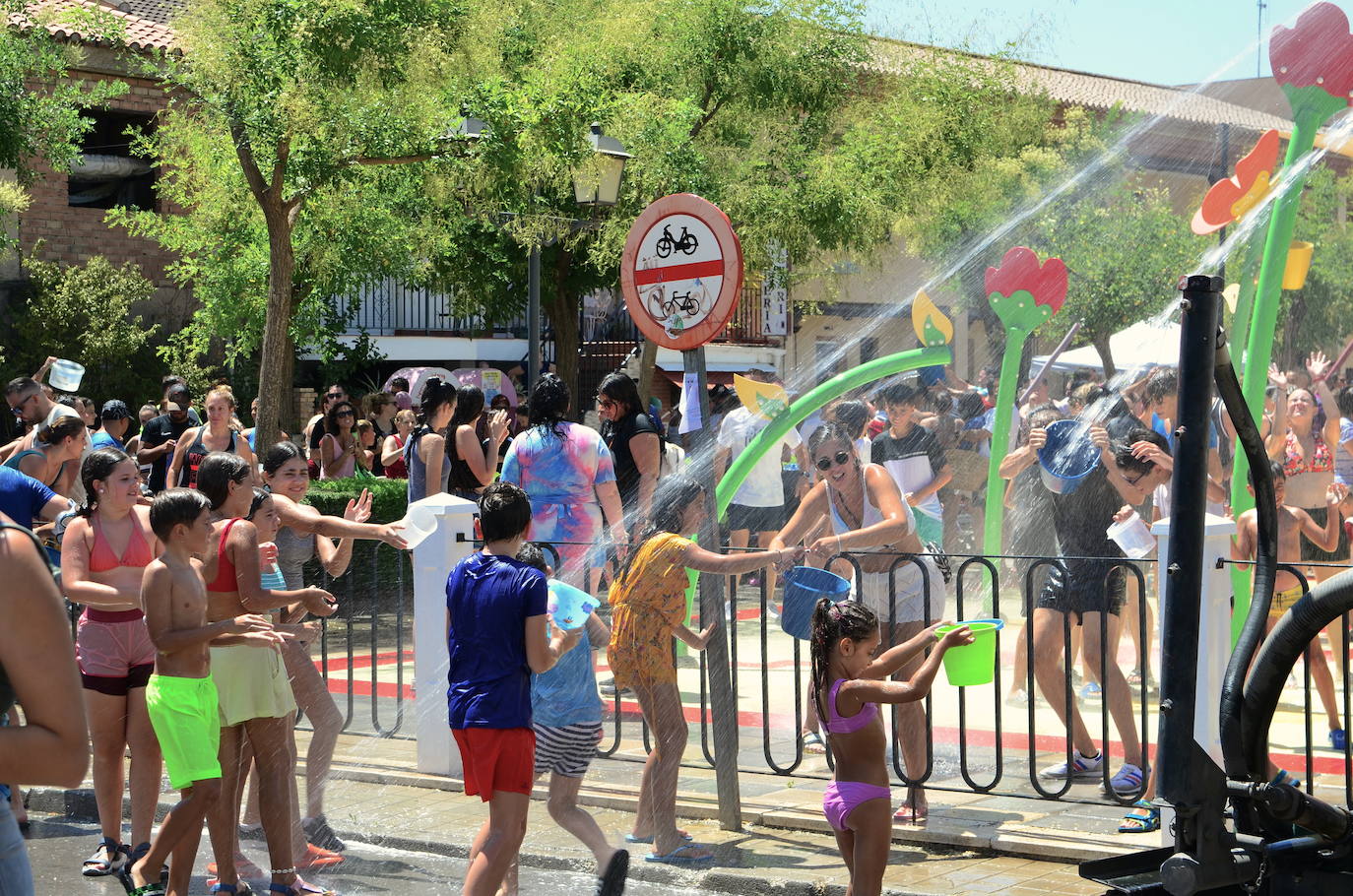 San Roque humedece el barrio de Caicena de Huétor Vega