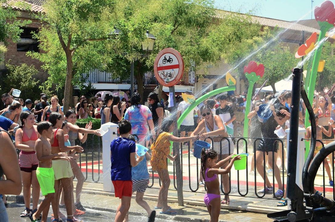 San Roque humedece el barrio de Caicena de Huétor Vega