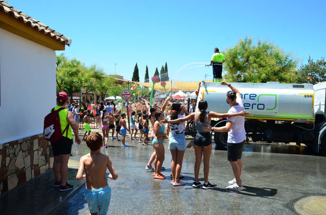 San Roque humedece el barrio de Caicena de Huétor Vega