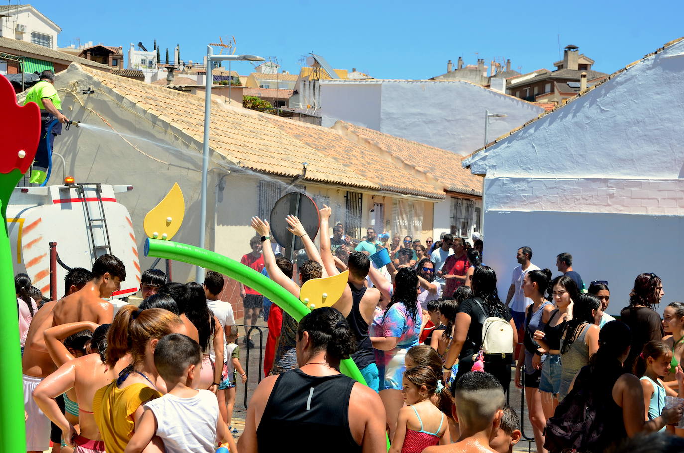 San Roque humedece el barrio de Caicena de Huétor Vega