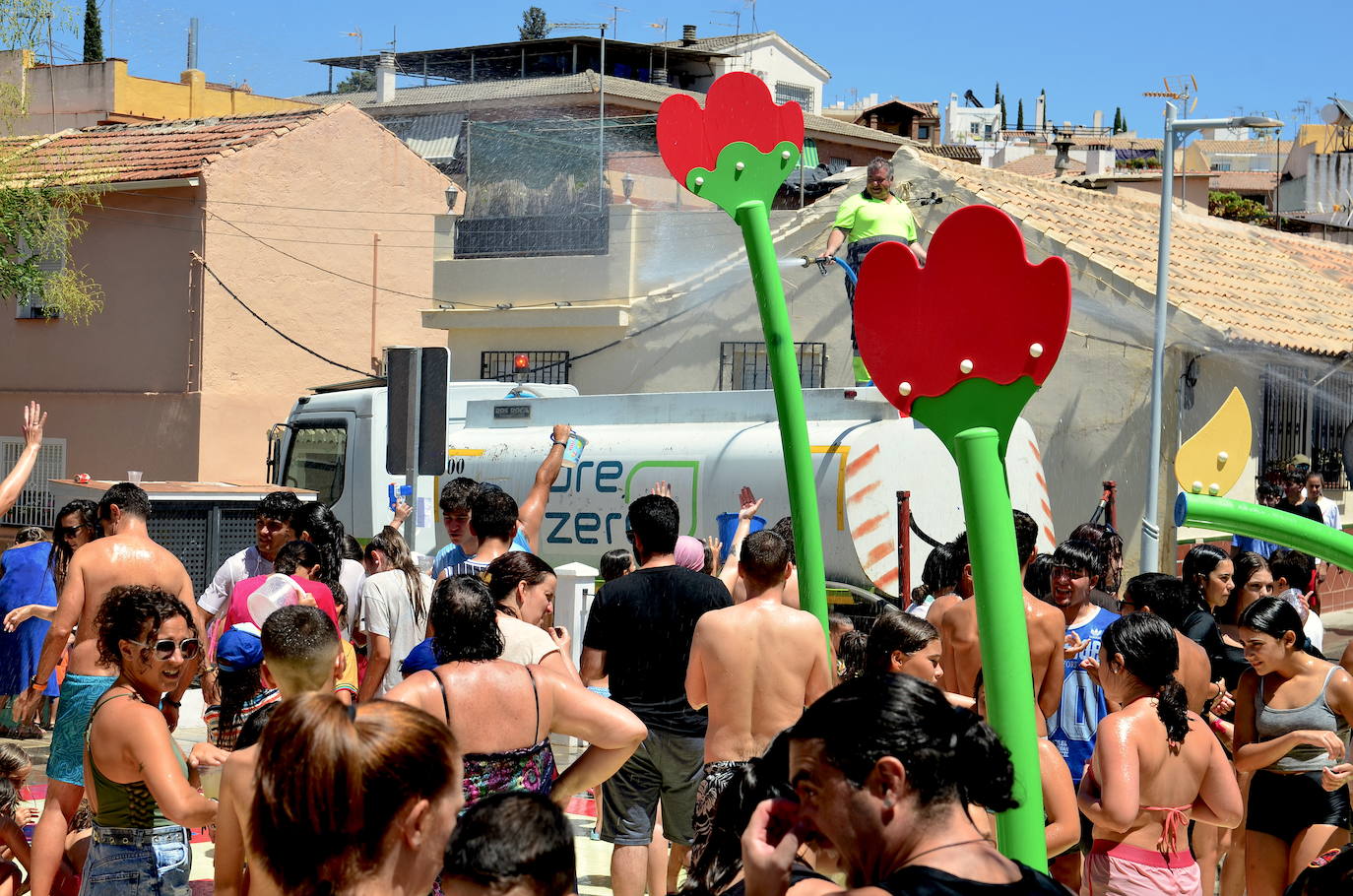 San Roque humedece el barrio de Caicena de Huétor Vega