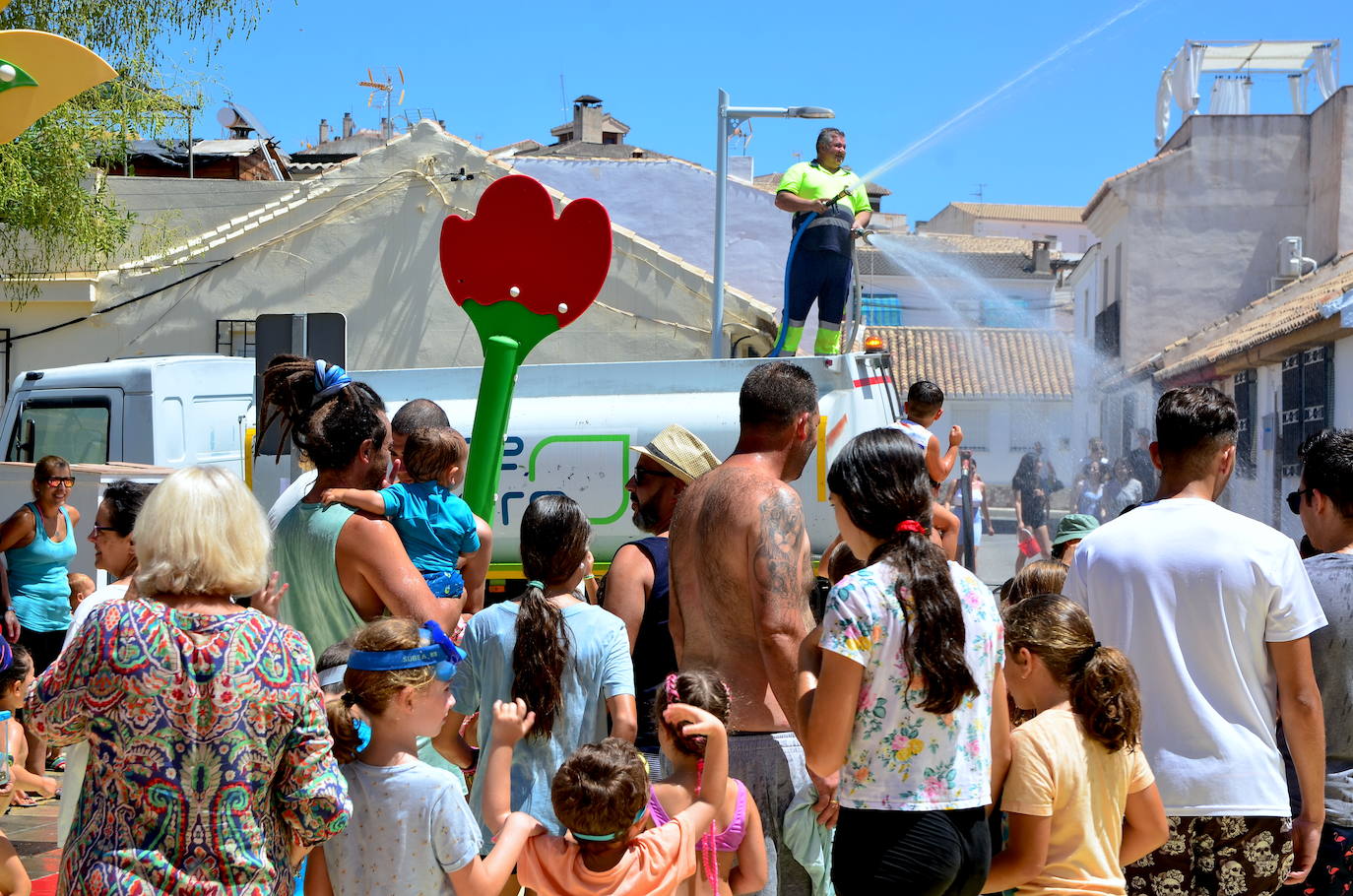 San Roque humedece el barrio de Caicena de Huétor Vega