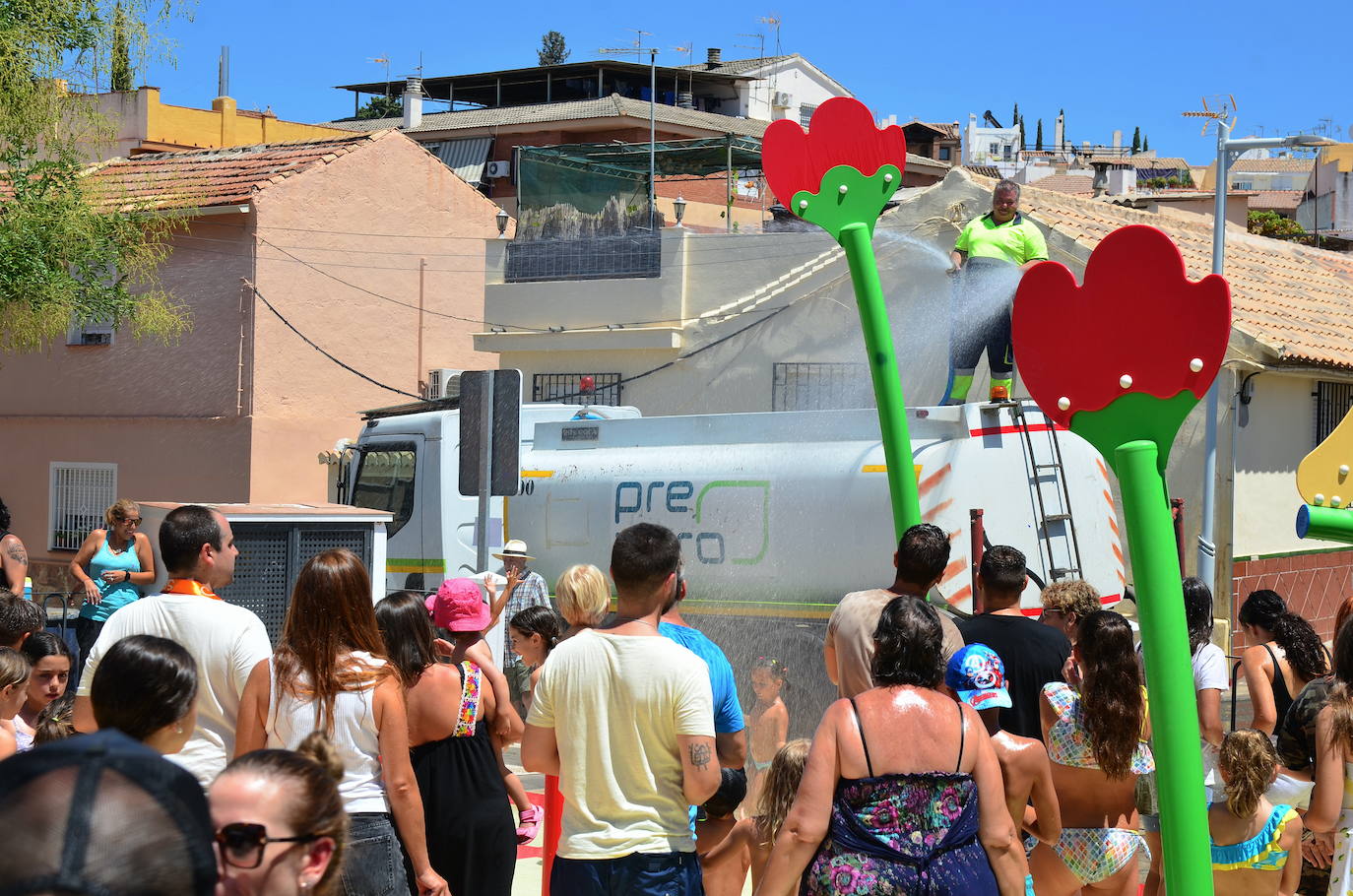 San Roque humedece el barrio de Caicena de Huétor Vega