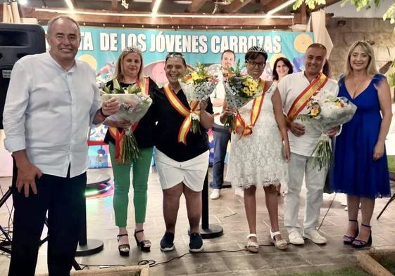 Los 'reyes carrozas' de Huétor Vega, con el alcalde y la concejala de Fiestas.