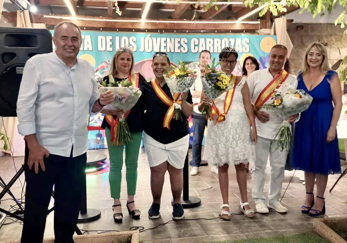 Los 'reyes carrozas' de Huétor Vega, con el alcalde y la concejala de Fiestas.