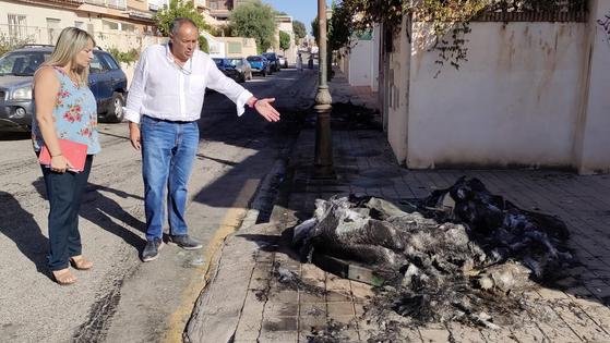 Un contenedor y un coche en llamas obligan a una familia de Huétor Vega a saltar por el patio de madrugada