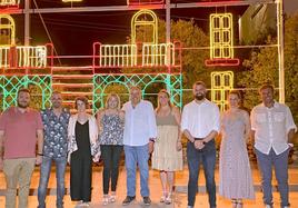 El equipo de gobierno del Ayuntamiento de Huétor Vega, en el encendido de portada de Feria.