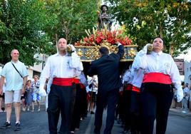 Procesión en honor a San Roque y la Virgen del Rosario en Huétor Vega