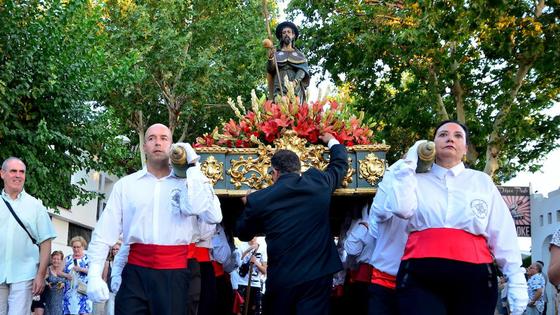 Procesión en honor a San Roque y la Virgen del Rosario en Huétor Vega
