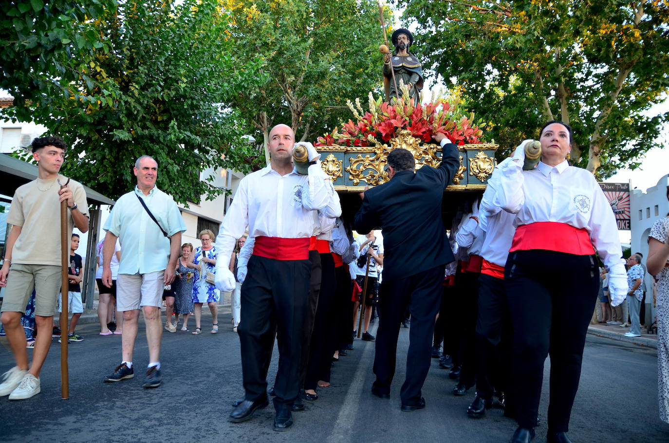 Procesión en honor a San Roque y la Virgen del Rosario en Huétor Vega