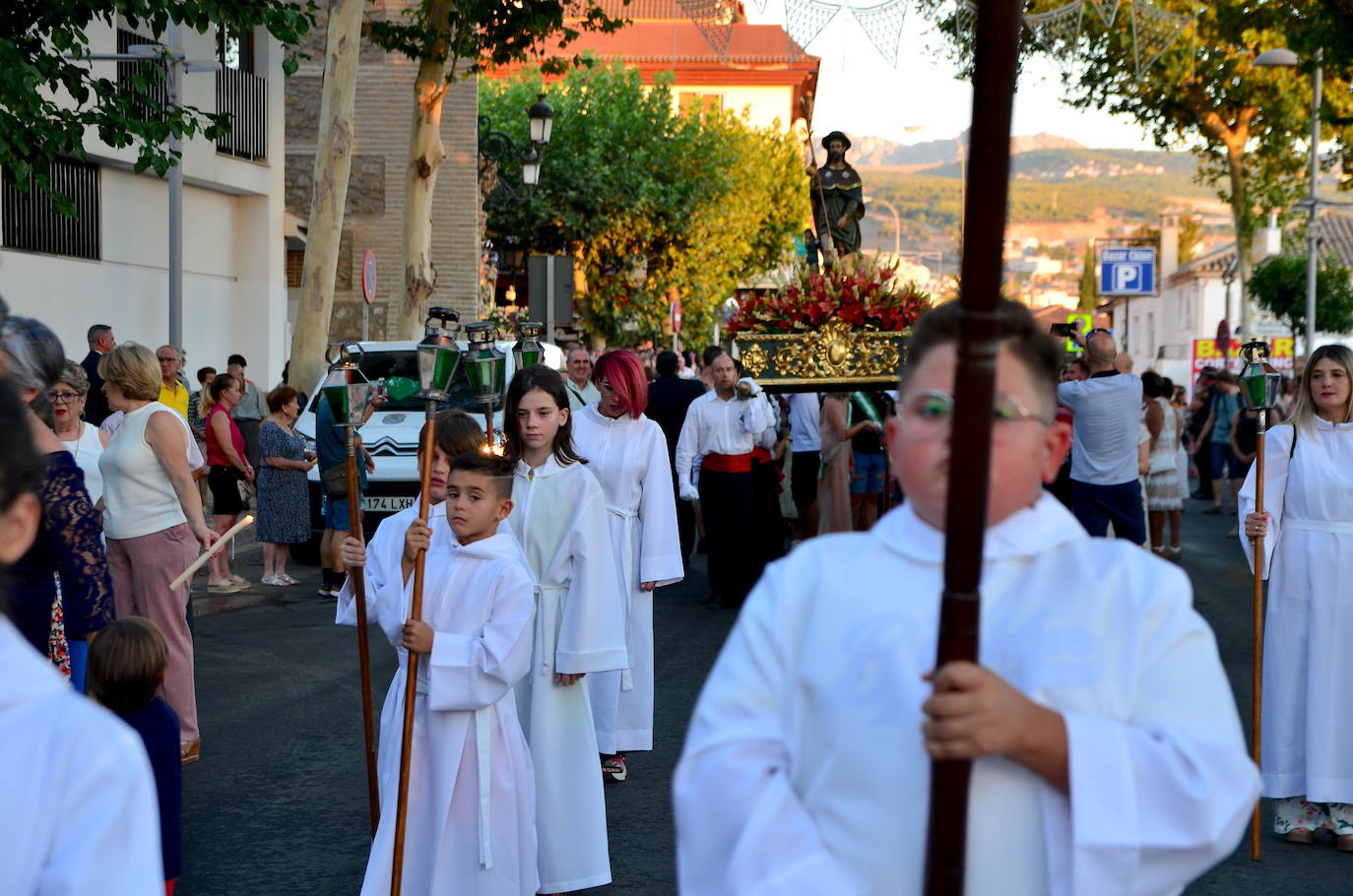 Procesión en honor a San Roque y la Virgen del Rosario en Huétor Vega