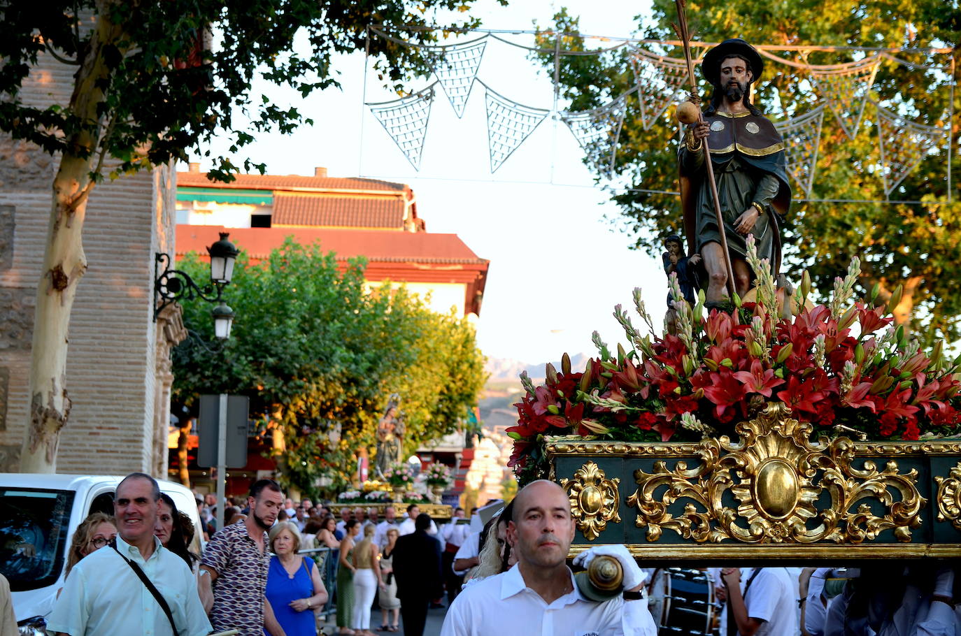 Procesión en honor a San Roque y la Virgen del Rosario en Huétor Vega