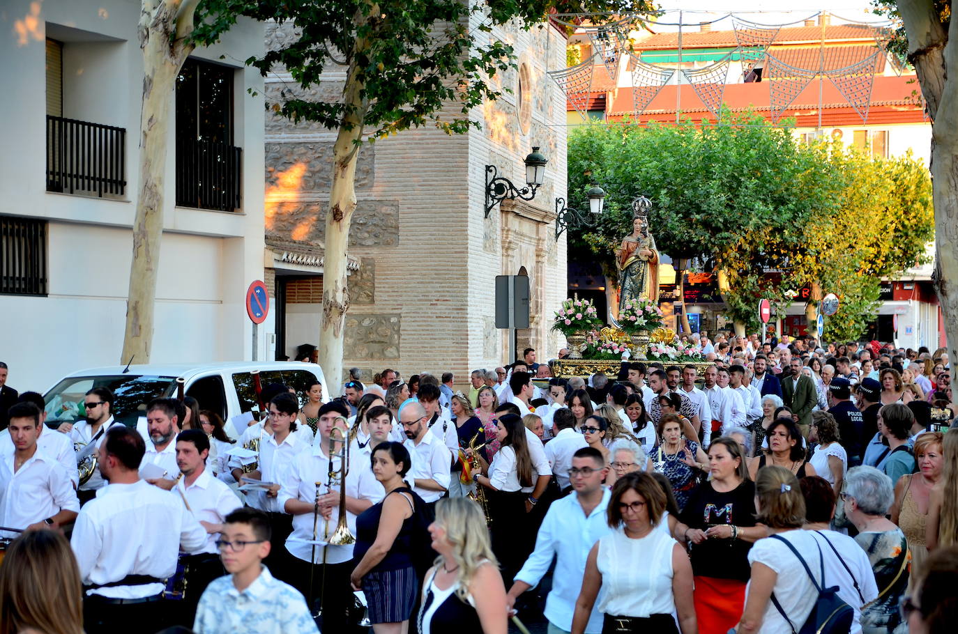 Procesión en honor a San Roque y la Virgen del Rosario en Huétor Vega