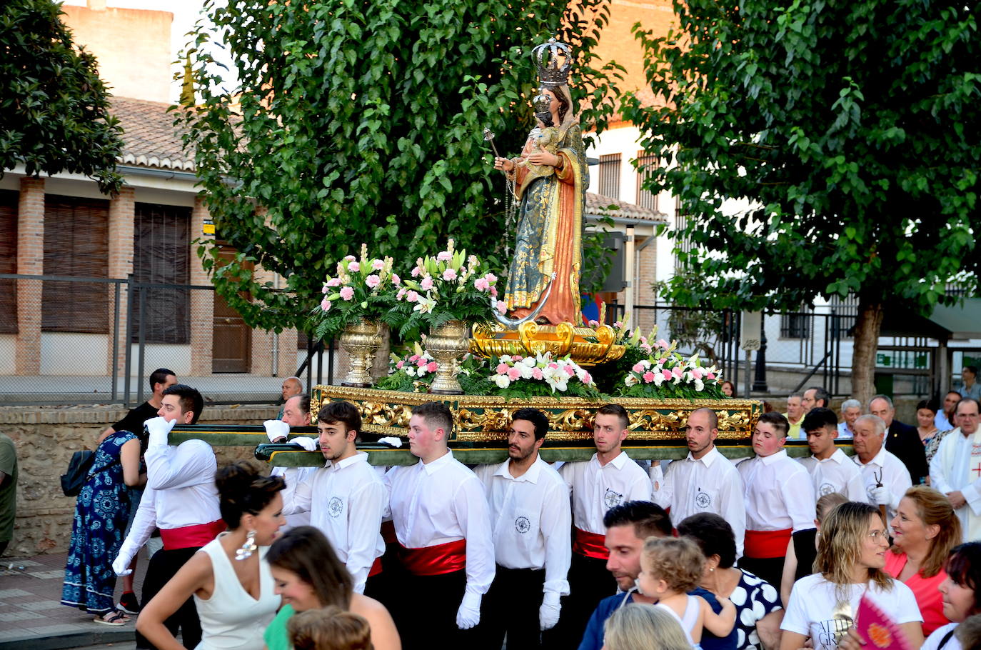 Procesión en honor a San Roque y la Virgen del Rosario en Huétor Vega