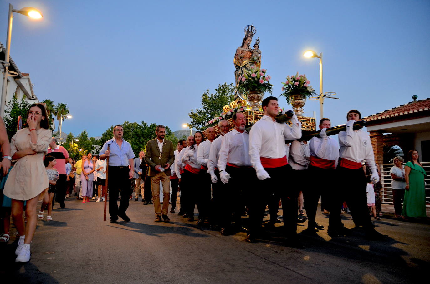 Procesión en honor a San Roque y la Virgen del Rosario en Huétor Vega