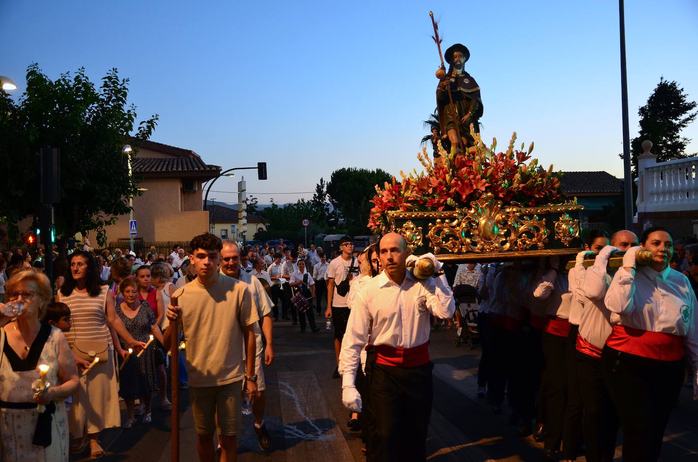 Procesión en honor a San Roque y la Virgen del Rosario en Huétor Vega