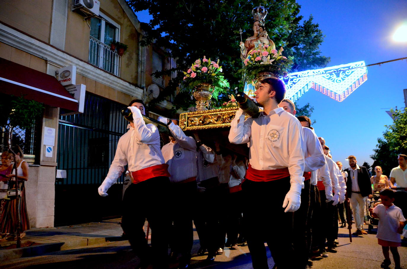 Procesión en honor a San Roque y la Virgen del Rosario en Huétor Vega