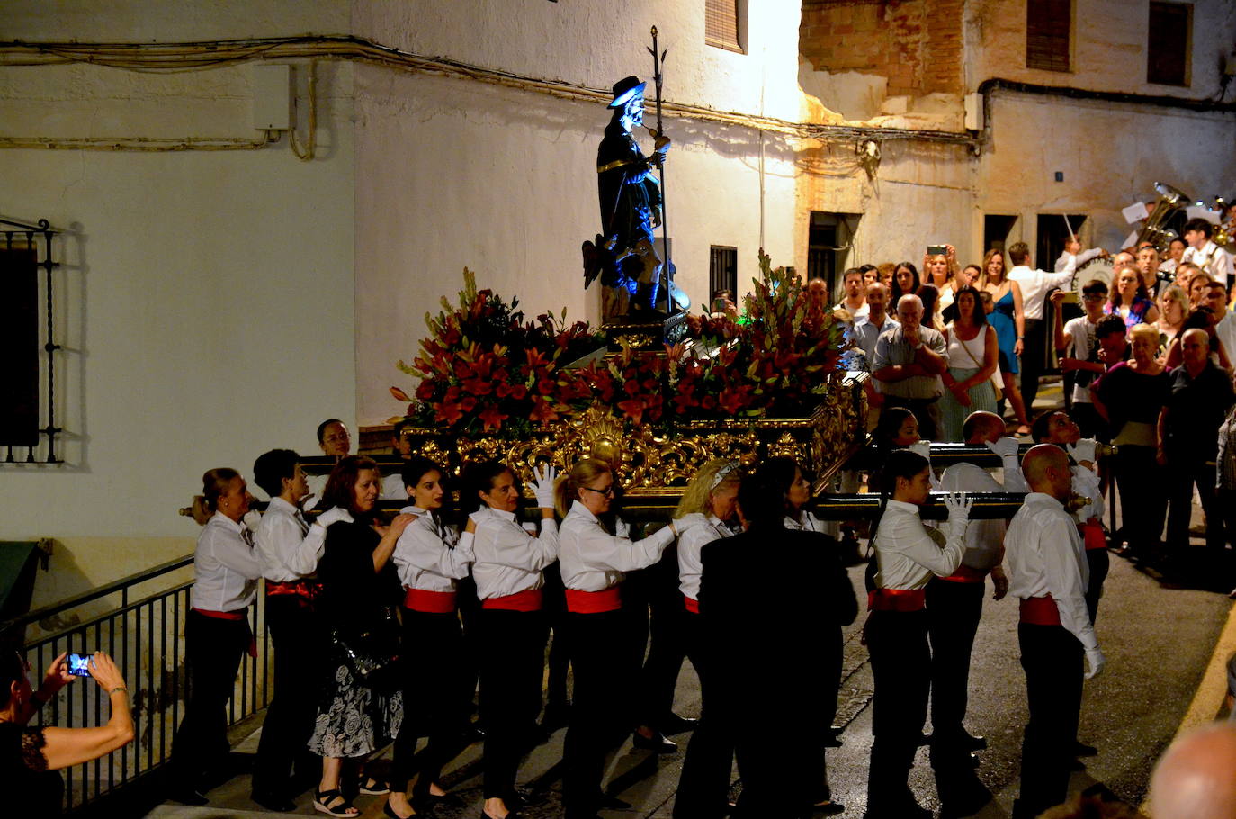 Procesión en honor a San Roque y la Virgen del Rosario en Huétor Vega
