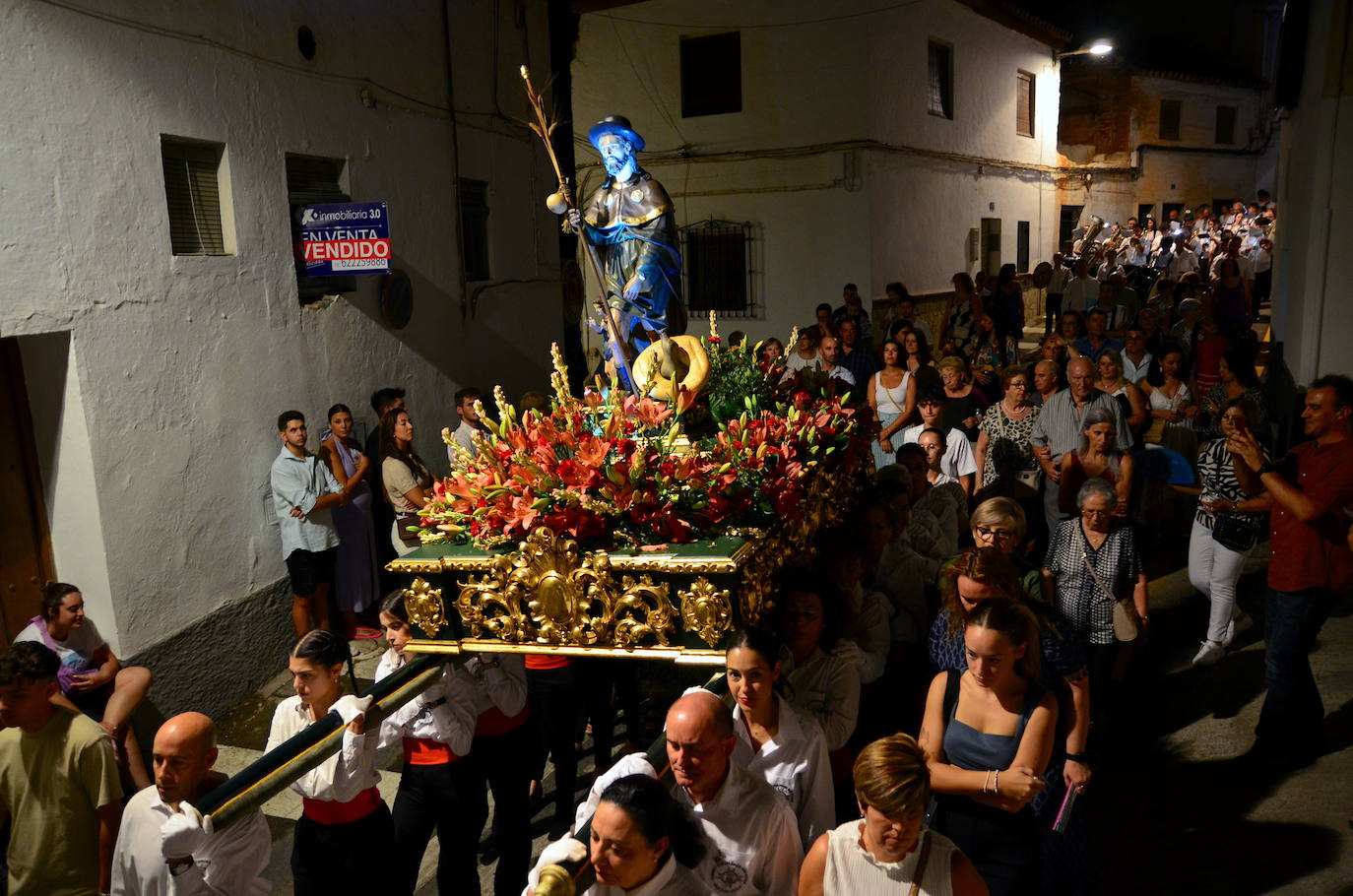 Procesión en honor a San Roque y la Virgen del Rosario en Huétor Vega