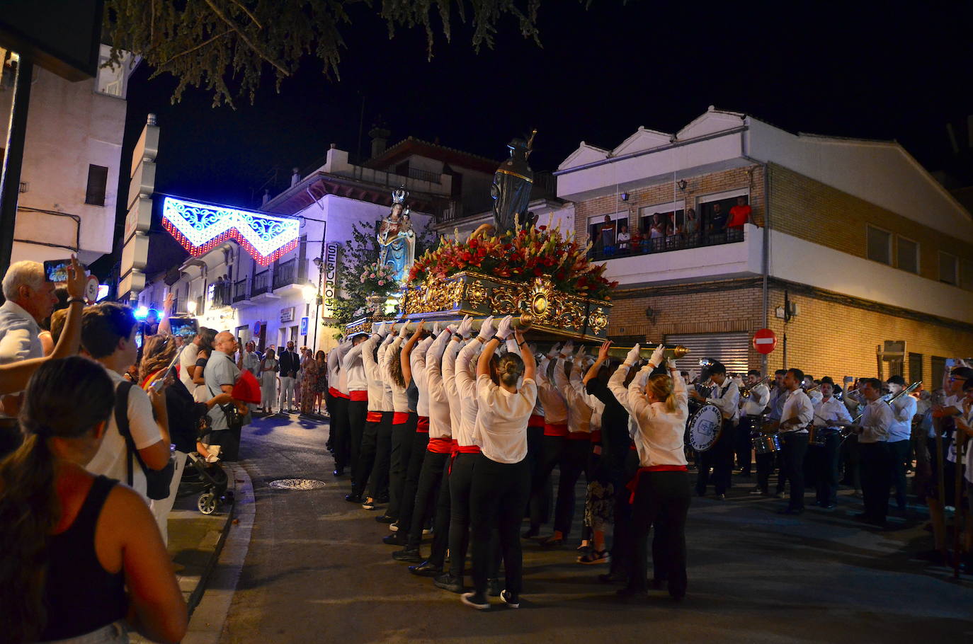 Procesión en honor a San Roque y la Virgen del Rosario en Huétor Vega