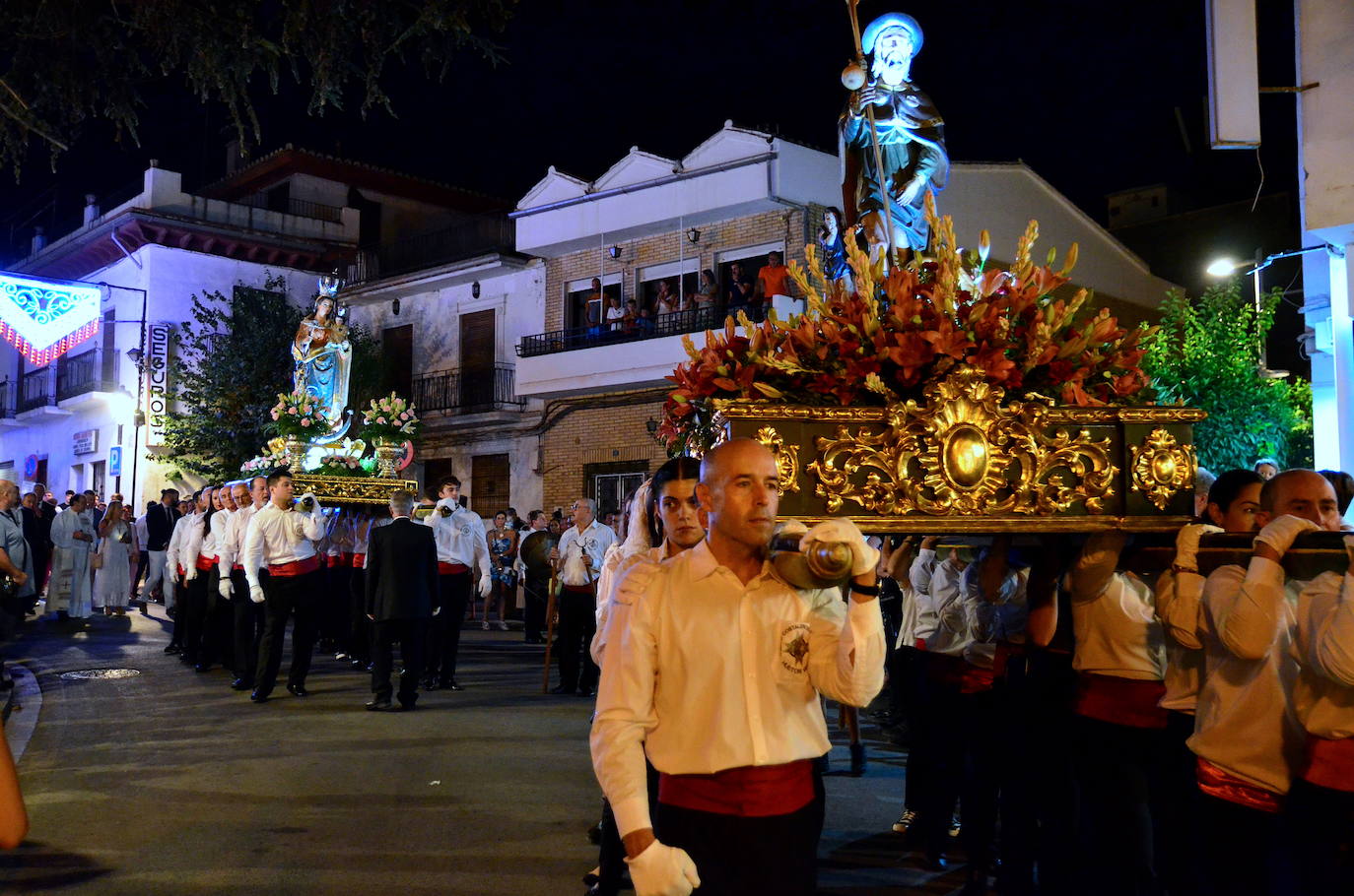 Procesión en honor a San Roque y la Virgen del Rosario en Huétor Vega