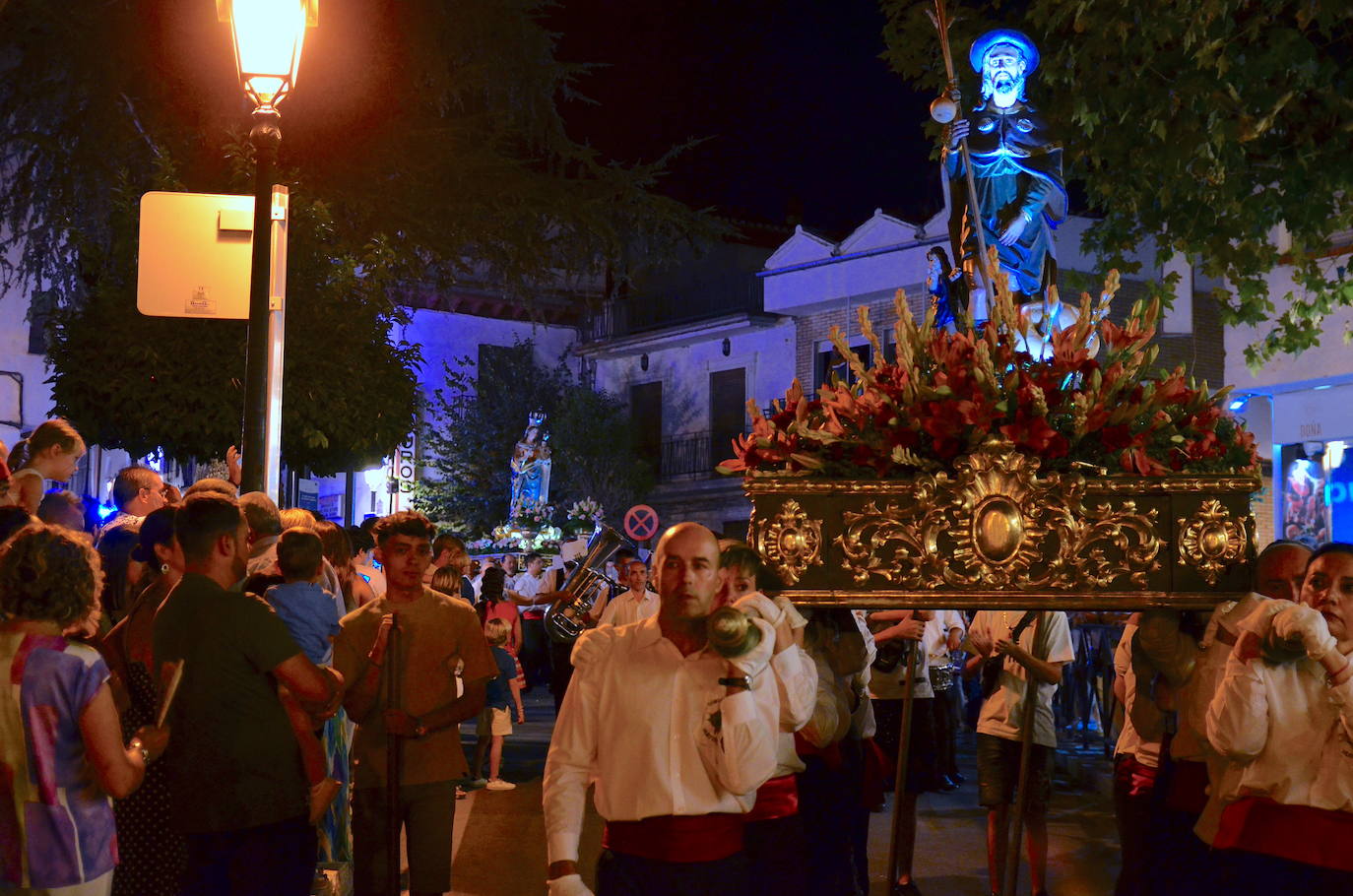 Procesión en honor a San Roque y la Virgen del Rosario en Huétor Vega