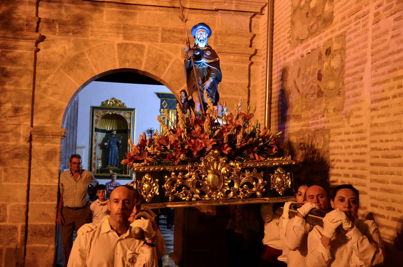 Procesión en honor a San Roque y la Virgen del Rosario en Huétor Vega