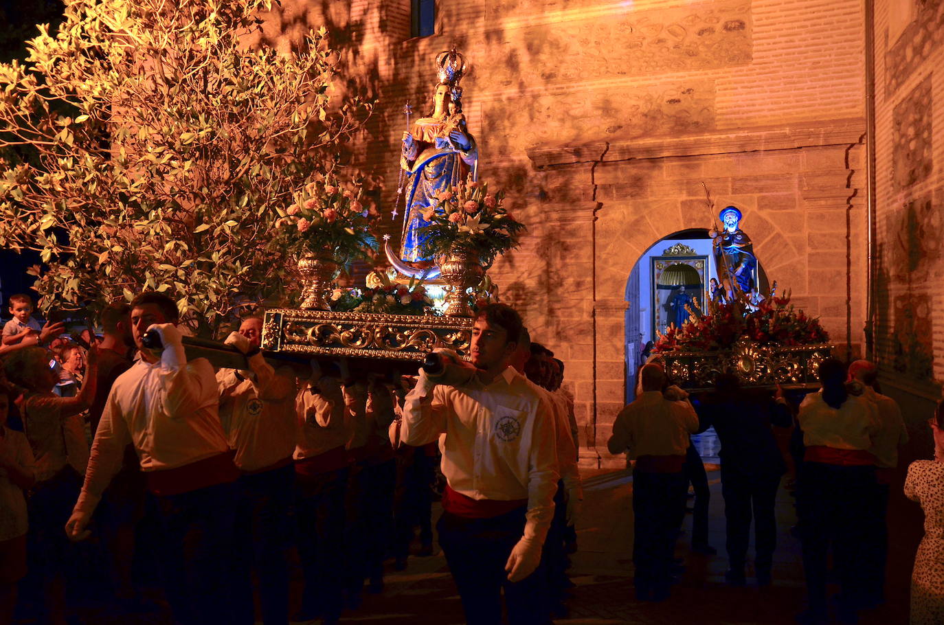 Procesión en honor a San Roque y la Virgen del Rosario en Huétor Vega